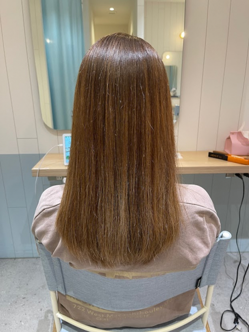 酸性ストレート施術後の仕上がり。上大岡の美容室Re:bertaで撮影したツヤとまとまりのある髪のAfter写真。
