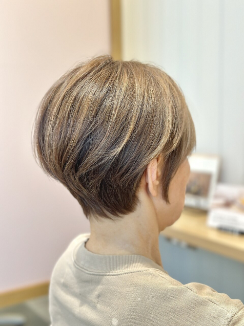 上大岡の美容室Re:bertaで施術したオルディーブクリスタルの白髪ぼかしショートボブ。自然なハイライトとツヤ感で大人女性に人気のカラー。